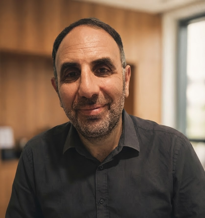 Ritratto di Marco Pappalardo, assistente sociale e formatore